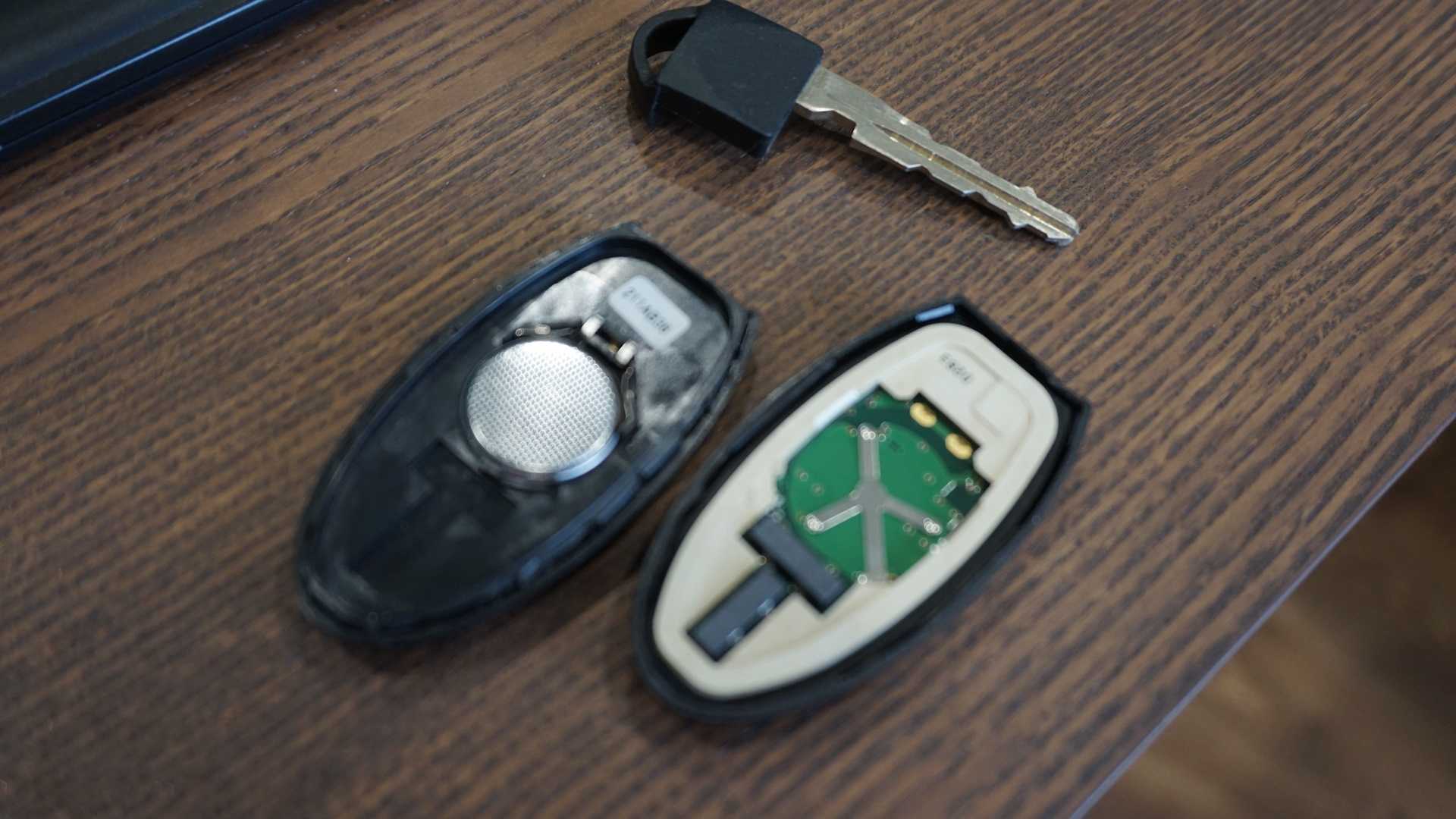 Как зарядить ключ от бмв. как работает чип – ключ? открываем дверь бмв и мини, если разрядилась батарея в ключе