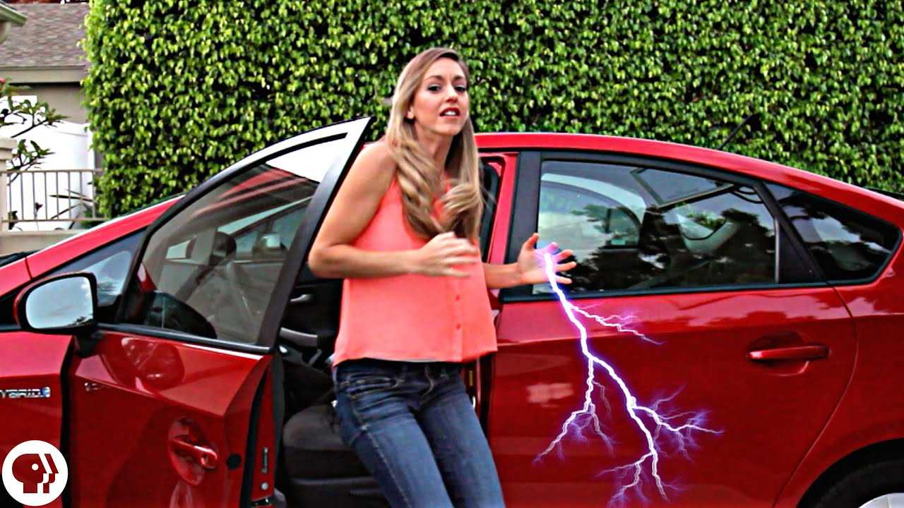 Почему на автомобиле. Машина статического электричества. Машина бьется током. Машина ток. Сразись машина.