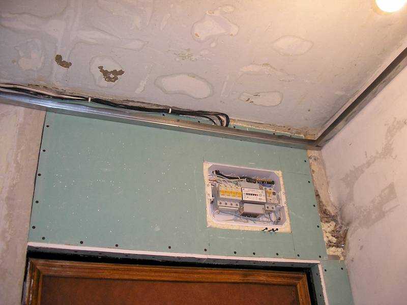 Можно ли перенести счетчик электроэнергии в квартиру: закон и причины переноса