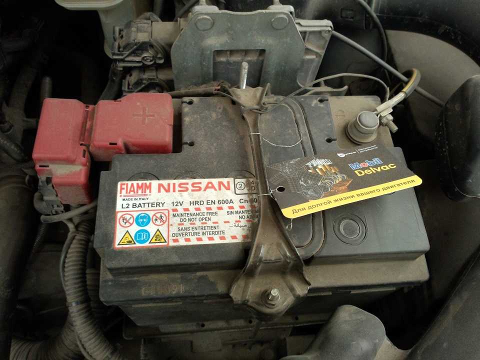 Аккумуляторы nissan qashqai. Аккумулятор на Кашкай 1.6 j10. Nissan Qashqai 2012 2.0 аккумулятор. Аккумулятор Ниссан Кашкай j10 1.6. АКБ Кашкай 2.0.