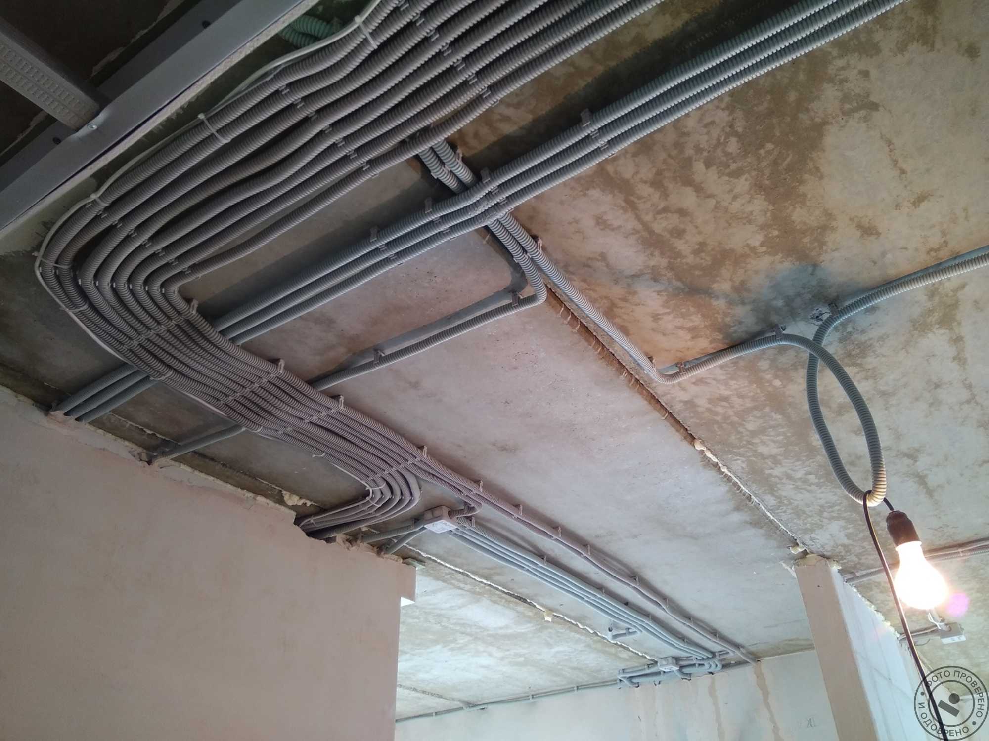 Прокладка кабеля без гофры — 6 причин почему нельзя. на потолке, в стене, под штукатурку.