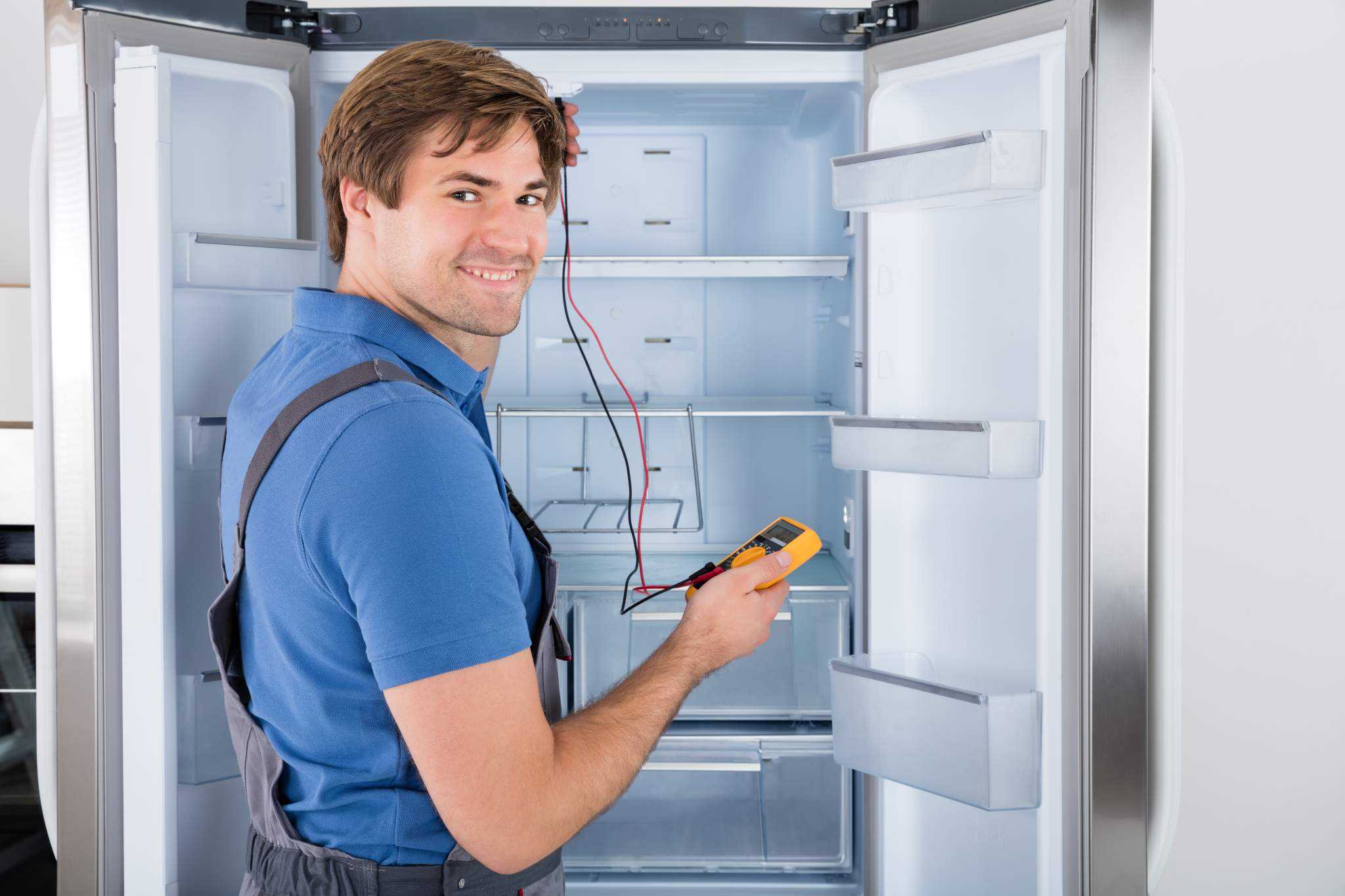 Ремонт холодильников в москве выезд. Мастер холодильников. Бытовой техники холодильник. Мастерская по ремонту холодильников. Ремонт холодильников картинки.