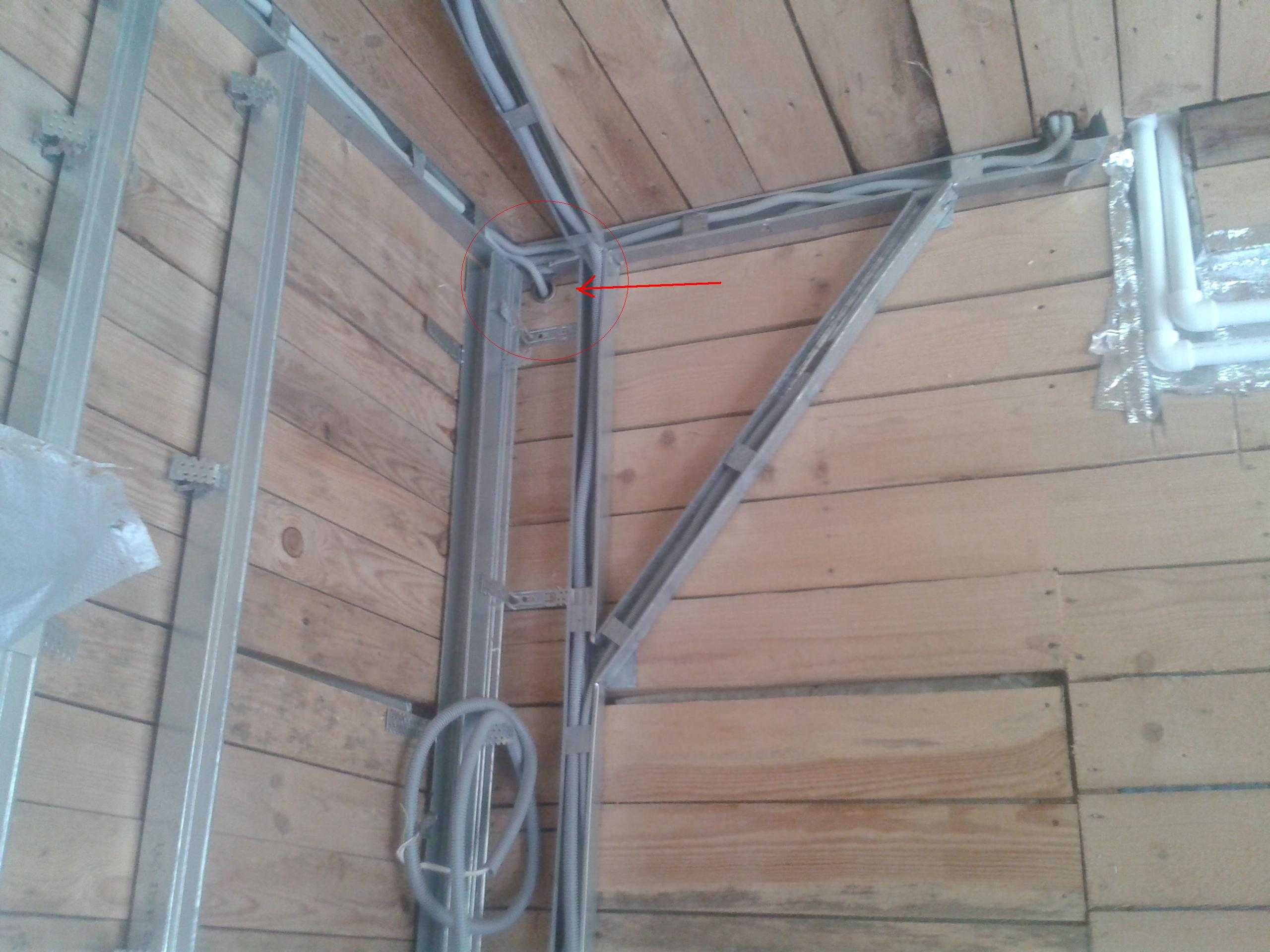 Труба для прокладки кабеля в деревянном доме