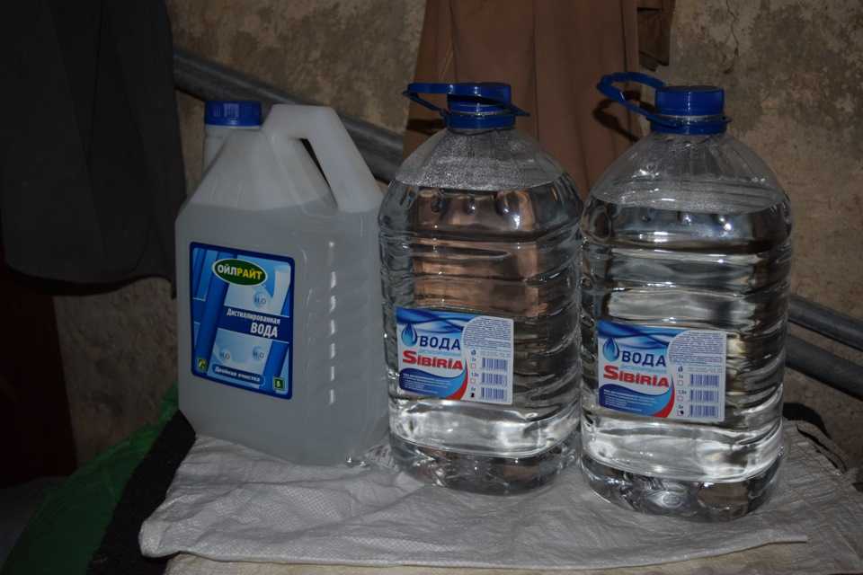 Дистиллированная вода как получить в домашних условиях. Nv027648 вода дистиллированная Промхим 4,7л. Дистиллированная вода вода. Дистиллированная вода для аккумулятора. Дистиллированная вода в АКБ.