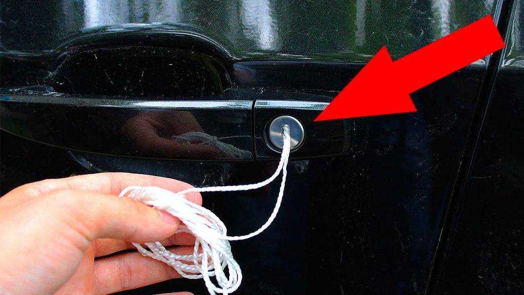 Как открыть дверь автомобиля, если села аккумуляторная батарея