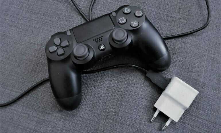 Как заряжать dualshock. Зарядка для джойстиков пс4. Ps3 геймпад геймпад зарядка. Разъем от джойстика ps3. Зарядка для джойстика ps3.